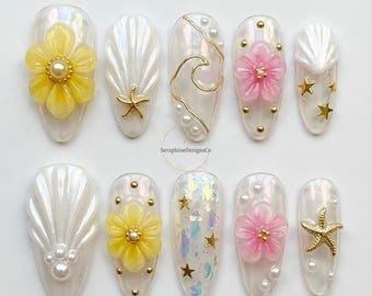 Parelschelp pers op nagels, iriserende heldere nailart met schelp zeester bloemontwerp, elegante zeemeermin bruids esthetische nagels
