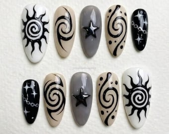 Svarta tribala solvirvelpressnaglar, Y2K grunge stjärnkedja lösnaglar, Acubi cyber sigilism mandelnagelkonst, edgy mörk cool gel set