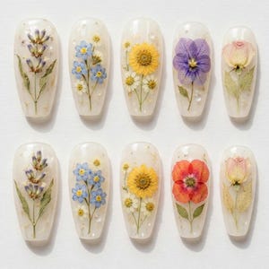 Puede incluir: Un juego de tres tazas de cerámica con un acabado moteado y mate. Las tazas son de color crema, gris claro y gris oscuro. Cada taza tiene un diseño simple y minimalista y un asa redondeada.