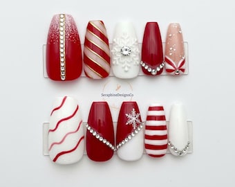 Unghie finte natalizie • Design a bastoncino di zucchero rosso e bianco e fiocco di neve con dettagli in strass • Set di nail art natalizie fatte a mano