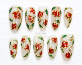 Unghie finte di lusso con vetrate colorate, elegante nail art con brillantini dorati e rosso-verde, unghie finte con fiori e tulipani in vetro colorato, unghie floreali