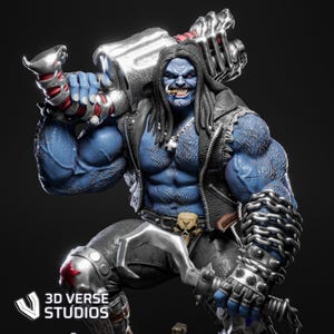 Peut inclure: Figurine d'action à peau bleue d'un personnage musclé avec de longs cheveux noirs, une veste en cuir et un collier en forme de croix. La figurine tient une grande arme argentée et rouge. La figurine est accroupie. La figurine a une boucle de ceinture en forme de crâne. Le logo "3D VERSE STUDIOS" est visible.