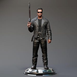 Puede incluir: Figura detallada de un hombre con chaqueta, pantalones y botas de cuero negro, sosteniendo un rifle. La figura lleva gafas de sol y está sobre una plataforma plateada. El fondo es gris liso.