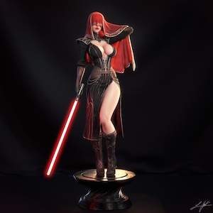 Op de afbeelding: Gedetailleerd beeld van een vrouwelijke figuur in een zwart-rode outfit, met een rood lichtzwaard. De figuur staat op een decoratief voetstuk. De outfit bevat een capuchon en dijhoge laarzen. Het thema is sciencefiction.