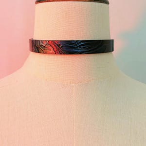Gargantilla floral texturizada de cuero negro hecha a mano / Collar gótico punk de cuero de lujo / Regalo sutil de cuero para parejas