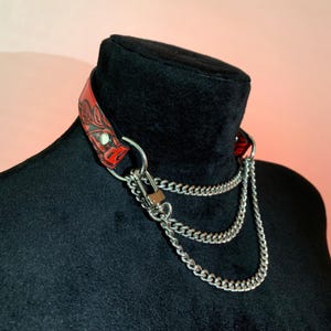 Rött läderhalsband med blommönster | Justerbart koppel | Gotiskt unisex modehalsband | Statement-accessoar för present