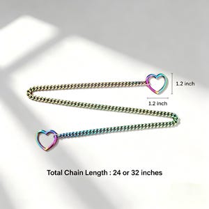 Puede incluir: Una cadena de metal con colores de arco&iacute;ris y un dije en forma de coraz&oacute;n en cada extremo. Los corazones miden 3,05 cm por 3,05 cm. La longitud total de la cadena es de 60,96 cm o 81,28 cm. La cadena presenta un dise&ntilde;o de eslabones tipo barbada.