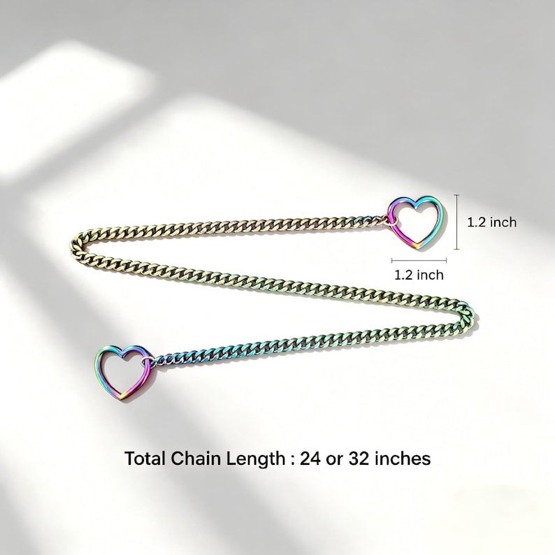 Puede incluir: Una cadena de metal con colores de arco&iacute;ris y un dije en forma de coraz&oacute;n en cada extremo. Los corazones miden 3,05 cm por 3,05 cm. La longitud total de la cadena es de 60,96 cm o 81,28 cm. La cadena presenta un dise&ntilde;o de eslabones tipo barbada.