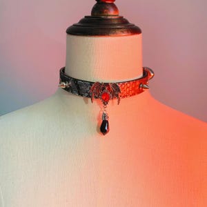 Ras de cou gothique foncé fait main avec pendentif chauve-souris | Collier en cuir à motif serpent | Cadeau en cuir subtil pour couple