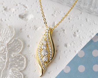 Elegant Gold Leaf Moissanite Necklace in 925 Sterling Silver, Sparkling Gemstone Pendant, Anniversary Gift for Her, Engraved Bridal Jewelry