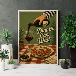Puede incluir: Un póster enmarcado con una ilustración de estilo vintage que muestra vino tinto vertiéndose en una copa junto a un plato de pasta rigatoni sobre un mantel de cuadros rojos y blancos. El texto "Dinner Can Wait" aparece en fuente retro.