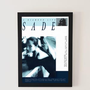 Puede incluir: Póster enmarcado con la portada del álbum "A Diamond Life" de Sade. El póster tiene un marco negro e incluye el título del álbum, el nombre del artista y una foto de Sade. El póster también enumera el género del álbum, la fecha de lanzamiento y la lista de canciones.
