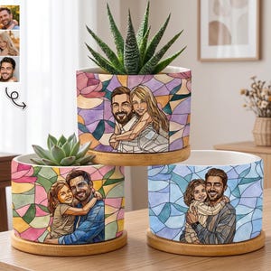 Puede incluir: Tres macetas de cerámica con retratos familiares personalizados al estilo vidriera. Cada maceta presenta un retrato familiar diferente, con una planta suculenta en las dos macetas superiores y una pequeña suculenta en la maceta inferior. Las macetas están sobre platillos de bambú.