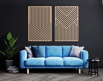 Op de afbeelding: Twee rechthoekige houten wandpanelen met verticale en chevron-patroon latten gemonteerd op een donkere muur boven een felblauwe driezitsbank met lichtgrijze en donkerblauwe kussens en lichtgekleurde houten poten.