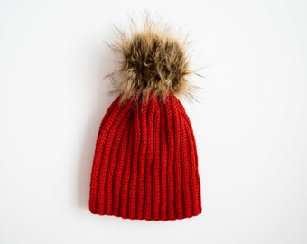 Bonnet rouge / chapeau d’hiver slouchy / chapeau de pompon en fausse fourrure - prêt à être expédié