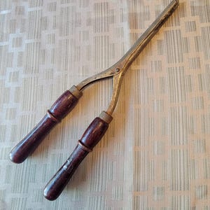 Fer à friser sur cuisinière antique des années 1920 avec poignées en bois - Fabriqué aux États-Unis