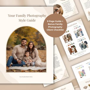 Op de afbeelding: Een stijlgids voor gezinsfotografie met een beige omslag met een familiefoto in een boog. De gids bevat een gids van 9 pagina's en een checklist voor klanten. Extra pagina's tonen outfitinspiratie en wat mee te nemen.