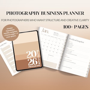 Puede incluir: Un planificador de negocios de fotografía con el texto "2026 PHOTOGRAPHY" en la portada. El planificador incluye un plan semanal, un calendario de enero y una página de instantáneas de carga de trabajo. El planificador tiene más de 100 páginas.