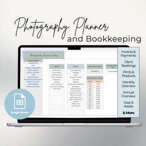 Op de afbeelding: Een laptop met een spreadsheet voor het beheer van een fotografiebedrijf. De spreadsheet bevat secties voor inkomsten, uitgaven en winstdoelstellingen. Boven de laptop staat "Photography Planner and Bookkeeping".