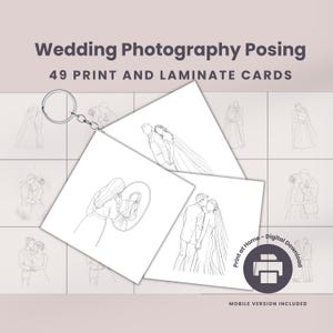 Puede incluir: Una taza de cerámica blanca con asa negra y el texto "But First, Coffee" en negrita negra. La taza se encuentra sobre un fondo borroso, sugiriendo un ambiente acogedor.