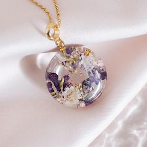Real Flower Resin Pendant – Handmade Natural Botanical Jewelry, Floral Necklace Gift