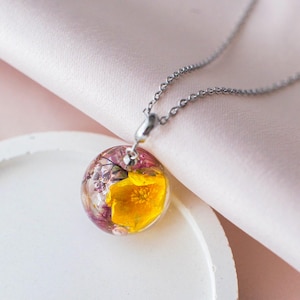 Real Flower Resin Pendant – Handmade Natural Botanical Jewelry, Floral Necklace Gift