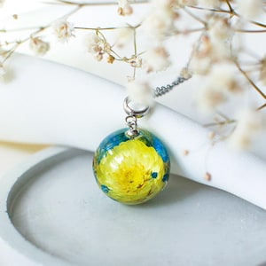 Real Flower Resin Pendant – Handmade Natural Botanical Jewelry, Floral Necklace Gift