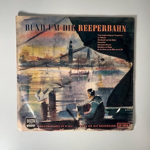 Könnte beinhalten: Vintage Vinyl-Schallplattenhülle mit dem Titel "Rund um die Reeperbahn". Das Cover zeigt eine Aquarellmalerei einer Hafenszene mit einem Musiker, der Akkordeon spielt. Das Album stammt vom Label Decca.