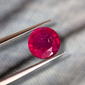 Rubí natural tailandés, redondo facetado, rojo, con claridad mejorada gracias al relleno de vidrio.