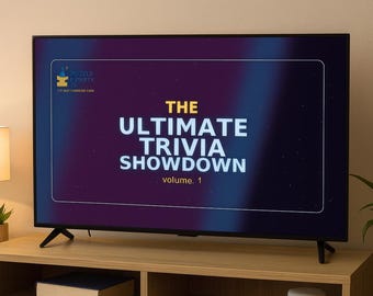 Puede incluir: Una pantalla de televisión muestra "The Ultimate Trivia Showdown, volume 1" sobre un fondo degradado azul oscuro y púrpura. El televisor está sobre un mueble de madera marrón claro, con un libro y un pequeño altavoz.