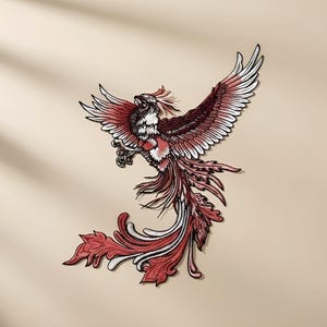 Può includere: Una toppa ricamata dettagliata raffigurante una fenice in volo. L'uccello presenta accenti rossi, bianchi e neri, con le ali spiegate. La toppa è probabilmente progettata per l'applicazione su abbigliamento o accessori.