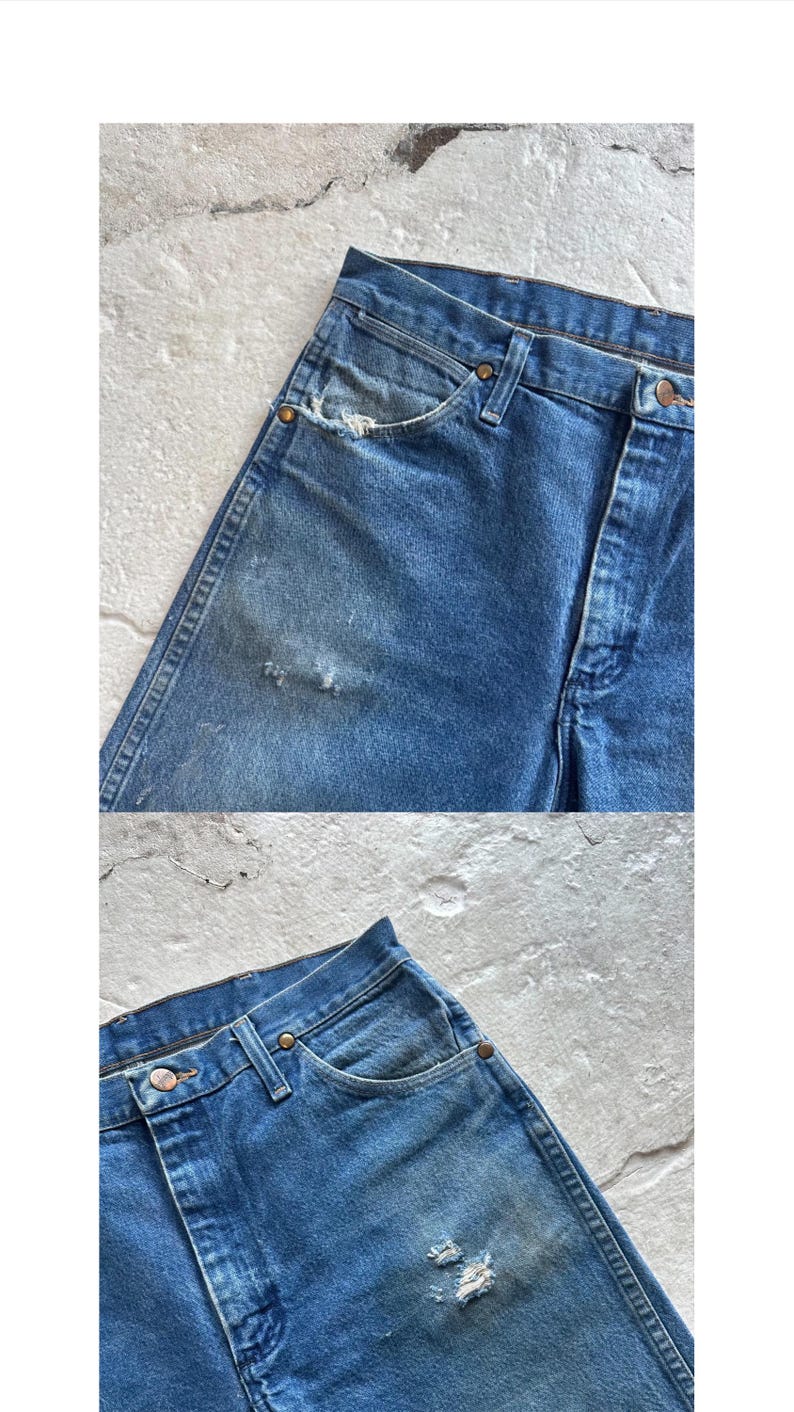 Puede incluir: Primer plano de unos vaqueros de mezclilla azul vintage con detalles desgastados. Los vaqueros presentan un dise&ntilde;o cl&aacute;sico de cinco bolsillos, cierre de bot&oacute;n y cremallera, y desgaste visible en la tela, incluyendo un bolsillo deshilachado y peque&ntilde;os agujeros.