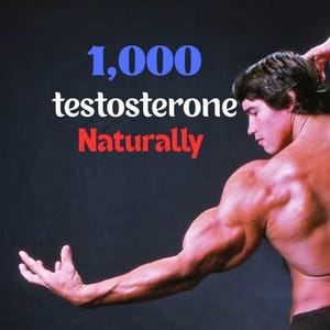 Puede incluir: Una persona musculosa flexionando su brazo, con el texto "1,000 testosterone Naturally" en azul y rojo. La persona se ve desde atrás, mostrando músculos bien definidos sobre un fondo oscuro.