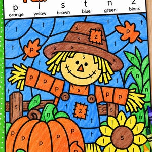 以下が含まれることがあります： 「Fall Color By Letter」と書かれたワークシート。カカシ、大きなオレンジ色のカボチャ、黄色いヒマワリが描かれています。カカシは茶色の帽子と青いオーバーオールを着用しています。ページにはp、l、s、t、n、zの文字と色を対応させた凡例が含まれています。