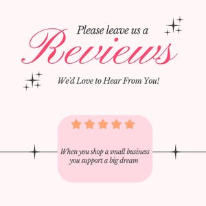 以下が含まれることがあります： Please leave us a Reviews, We'd Love to Hear From You!, When you shop a small business you support a big dreamというダークグレーのテキストが書かれた薄いピンクの正方形の看板。5つのオレンジ色の星と4つの尖った星のアイコンが描かれています。