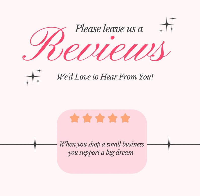 以下が含まれることがあります： Please leave us a Reviews, We'd Love to Hear From You!, When you shop a small business you support a big dreamというダークグレーのテキストが書かれた薄いピンクの正方形の看板。5つのオレンジ色の星と4つの尖った星のアイコンが描かれています。