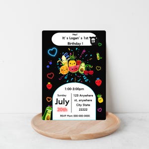 Inbjudan till födelsedag med dansande frukt, födelsedagsinbjudan med hej björn, redigerbar Canva-mall