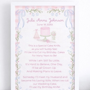 Può includere: Stampa incorniciata con sfondo a quadretti rosa e bianchi. La stampa presenta il nome "Julie Anne Johnson" e una poesia su un coltello per torta di compleanno. Accenti floreali e nastri decorano il testo.