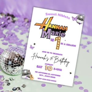 Puede incluir: Una invitación de fiesta blanca con detalles morados, con el texto "Hannah Marie es 1 en un millón". La invitación incluye la fecha, la hora y el lugar. Una bola de discoteca y confeti están en el fondo. Invitación para un primer cumpleaños.
