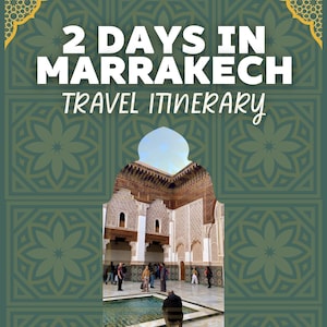 Puede incluir: Un itinerario de viaje titulado "2 días en Marrakech" con una foto de un patio. El fondo es un patrón floral verde. El texto incluye "Itinerario de viaje" y una descripción de las características del itinerario.