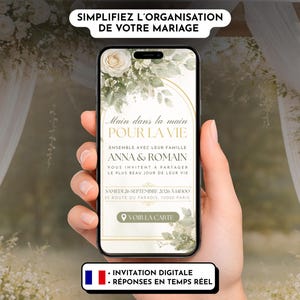 Peut inclure: Un smartphone affiche une invitation de mariage numérique avec des accents floraux et du texte doré. L'invitation comprend les noms Anna & Romain, les détails de l'événement et la phrase "Main dans la main POUR LA VIE". Le texte "INVITATION DIGITALE - RÉPONSES EN TEMPS RÉEL" est également visible.
