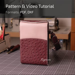 Puede incluir: Bolso de mano de cuero hecho a mano en burdeos y rosa. El bolso tiene un patrón texturizado, similar al de avestruz, en la parte inferior y un acabado liso en la sección superior. El texto "Pattern & Video Tutorial" y "Formats: PDF, DXF" son visibles.