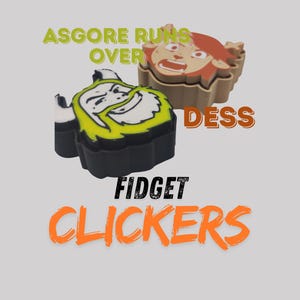 Puede incluir: Dos clickers fidget novedosos con diseños de personajes de dibujos animados. Uno es verde y negro con barba blanca, el otro es marrón con pelo rojo. También se ve el texto "ASGORE RUNS OVER DESS" y "FIDGET CLICKERS".
