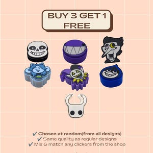 Peut inclure: Une collection de sept breloques pour chaussures sur le th&egrave;me de personnages, avec divers visages et formes de dessins anim&eacute;s. Le texte BUY 3 GET 1 FREE figure en haut, avec des informations sur la s&eacute;lection al&eacute;atoire et les politiques en bas.