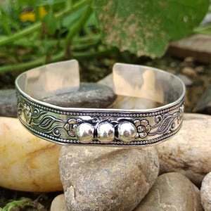 Pulseira tribal boho, com detalhes de folhas e bolinhas, pulseira ajustável com punho aberto, pulseira lisa, pulseira elegante, pulseira de prata 925 oxidada