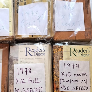 Può includere: Un set di tre tazze in ceramica con finitura opaca e macchiettata. Ogni tazza presenta un colore diverso: azzurro, crema e grigio. Le tazze hanno un design semplice e moderno con una forma arrotondata e un manico comodo.