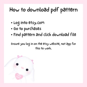 Pu&ograve; includere: Una grafica rosa e bianca con istruzioni su come scaricare un modello PDF da Etsy. Il testo include passaggi come l'accesso a etsy.com, l'accesso agli acquisti e il clic sul file di download. Un simpatico coniglietto bianco con un fiocco rosa e un cuore con "love loops".