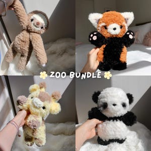Puede incluir: Un conjunto ZOO BUNDLE de cuatro peluches que incluye un perezoso marrón, un panda rojo naranja y negro con almohadillas rosas, una jirafa amarilla y marrón, y un panda blanco y negro. Cada animal de peluche tiene una textura suave y peluda.