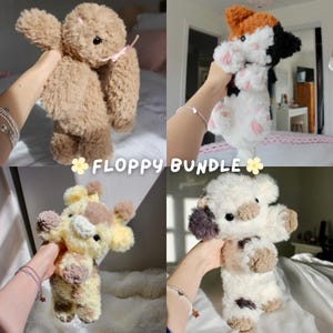 Könnte beinhalten: Ein Set aus vier Plüschtieren mit der Aufschrift FLOPPY BUNDLE, bestehend aus einem beigen Hasen mit rosa Schleife, einer weiß-schwarz-orangen Glückskatze, einer gelb-braunen Giraffe und einer weißen Kuh mit braunen und schwarzen Flecken aus weichem Plüsch.
