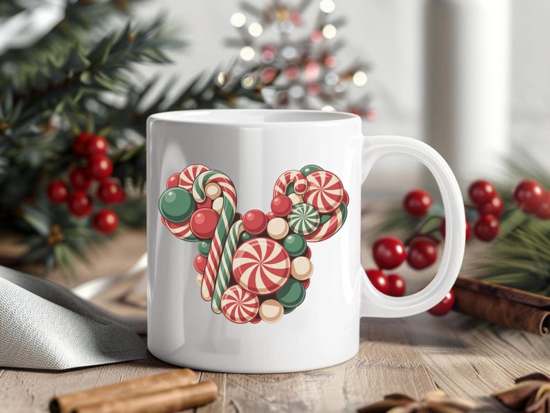 Puede incluir: Taza de cer&aacute;mica blanca con un dise&ntilde;o de cabeza de Mickey Mouse hecho de caramelos. El dise&ntilde;o incluye bastones de caramelo a rayas rojas y blancas, caramelos redondos verdes y rojos y caramelos en espiral rojos y blancos. Un tema festivo de vacaciones.